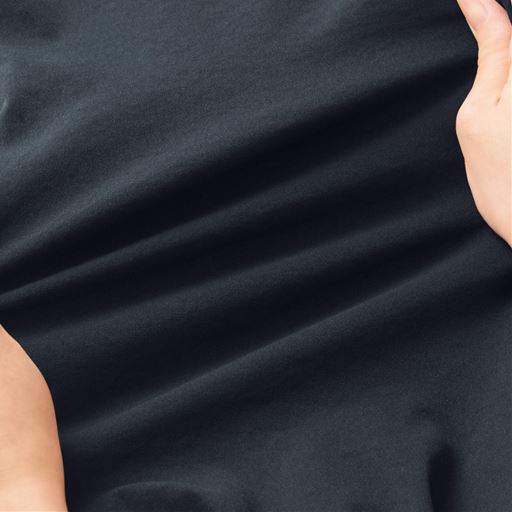 ヨコストレッチで程よく伸びて動きやすい