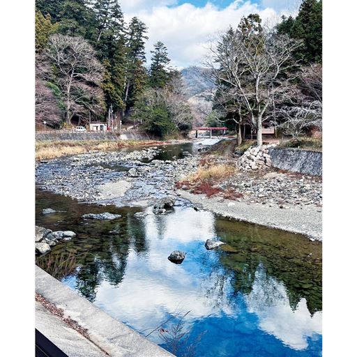 2種類の水のチカラでやわらかな風合いに KUROKIが本拠とする岡山県井原市は天然の軟水に恵まれた地。染色工程においては、この水を存分に用い、やわらかな風合いに仕上げます。その心地良い肌ざわりを保つため、セシールオリジナルのデニム素材は、ベトナムの軟水で洗いをかける工程を追加。卓越したクオリティを堪能できます。