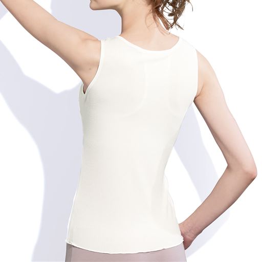 オフホワイト <br>バックスタイル 人と会う日は若々しく背筋を意識