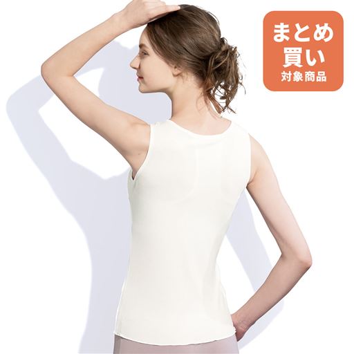 オフホワイト <br>バックスタイル 人と会う日は若々しく背筋を意識