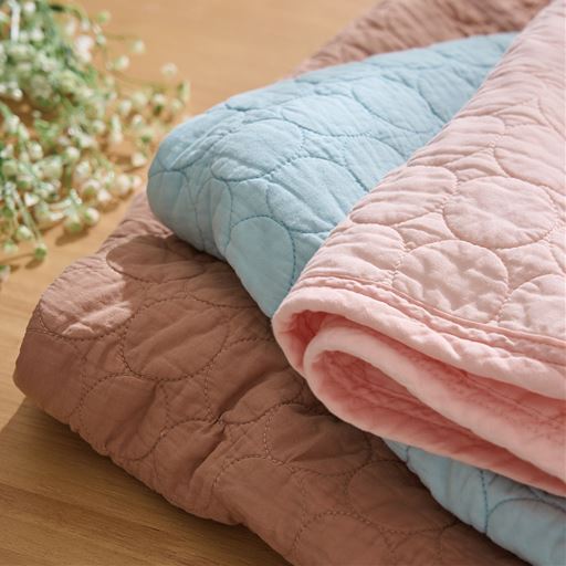 (左から) ベージュ・グレイッシュブルー・ピンク