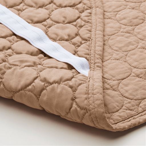 裏側はすべりにくい綿混素材でズレにくいのも魅力。