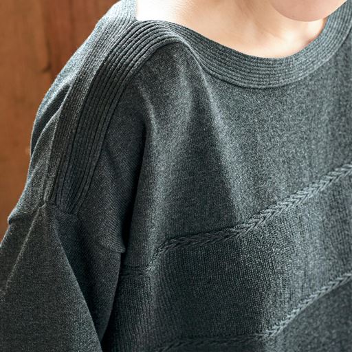 ゆったり感のあるドルマンシルエットで、さりげないランダムなボーダー柄の編み地が着回しやすいシンプルニット。ボートネックの編み地が首元を華やかに。