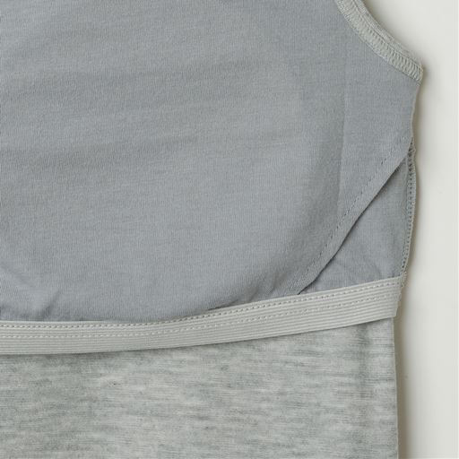 アンダーは幅広ゴムでバストにフィット