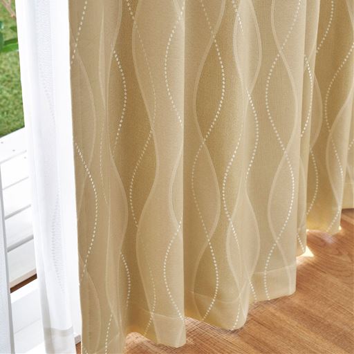 ベージュ<br>立体的な波柄で気品に満ちた窓辺に。