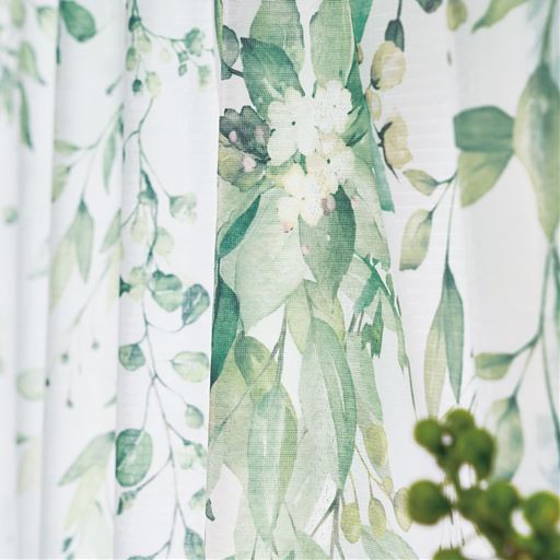 水彩画タッチで描いたボタニカルリーフのプリントは、まるで観葉植物を飾っているかのよう。