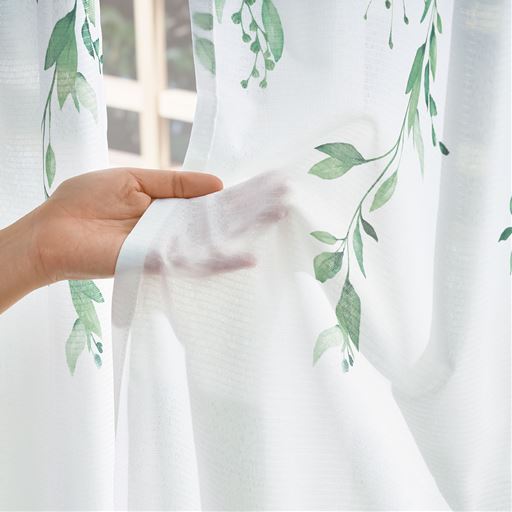 裏面のミラー効果でしっかりと日中の目隠し効果を発揮。夜はほどよく目隠しします。