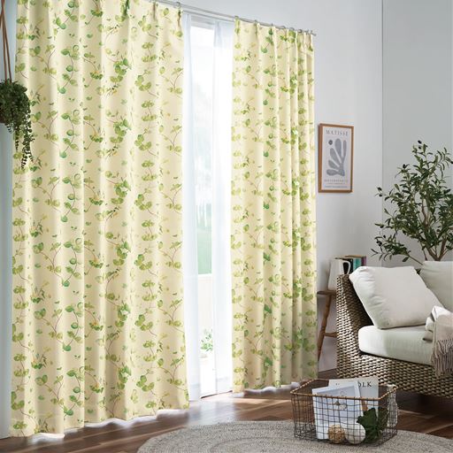 グリーン系<br>ナチュラル感あふれる水彩リーフ柄が美しい、1級遮光カーテンです。