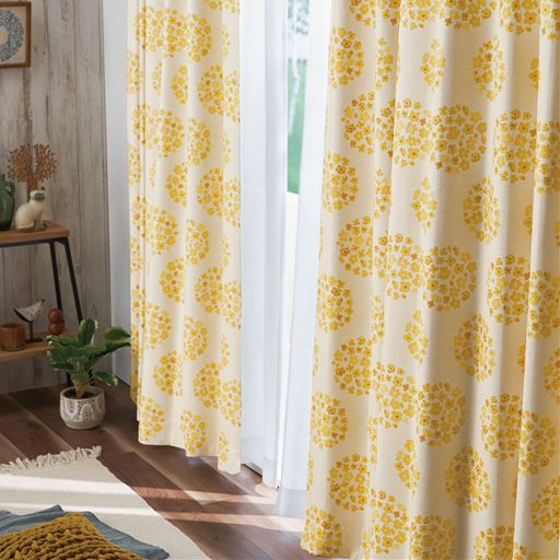 イエロー系<br>あたたかみのある花サークルが可愛い、1級遮光カーテンです。