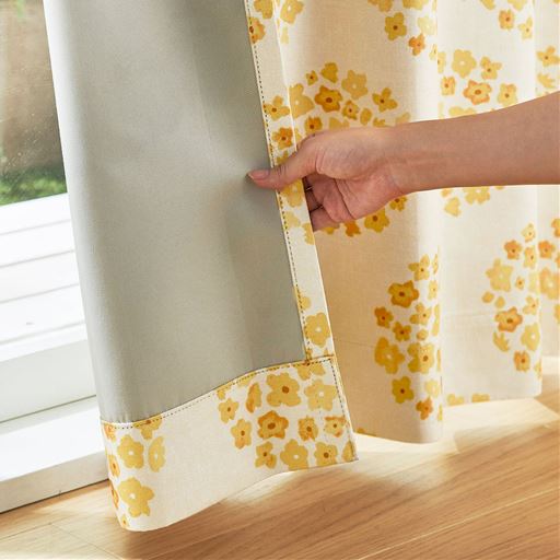 表生地と裏生地の間に特殊な黒フィルムを挟み込み加工を施すことで、高いトリプルカット機能を発揮します。