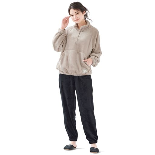 ベージュ(パンツ:ブラック) ファスナーを開けてラフに着ても可愛い。