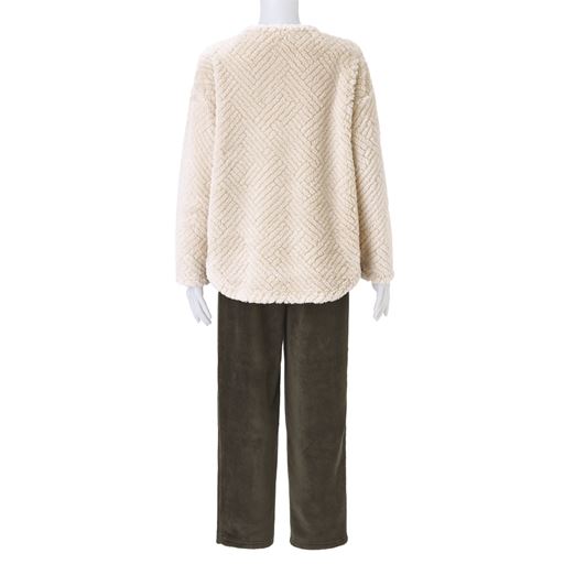 アイボリー(パンツ:ブラウン)バックスタイル