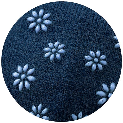 つま先、かかとには花模様のすべり止め付き