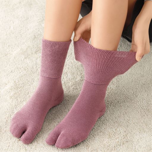 親指が開いて踏ん張りやすい。じわじわ人気の足袋タイプ エンジ着用例