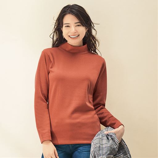 毛布を着ているようなあたたかさが心地いい、「裏ボア」トップス。重ね着にも便利なコンパクトなシルエットのハイネックタイプ。<br>ダルオレンジ 着用例