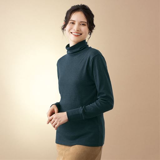 遠赤効果でやさしくあたため。着ぶくれせずにあったかが続く、タートルネックTシャツ。<br>チャコールグレー 着用例