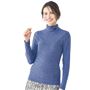 ラインストーン付きの刺しゅうモチーフがアクセント。軽くて心地いいぬくもりのタートルネックTシャツ。 パープリッシュブルー(蝶々モチーフ) 着用例