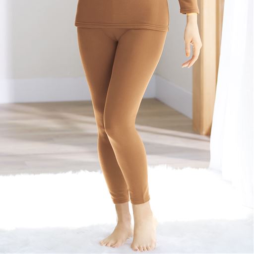 厚地なのに動きやすい、伸びるあったか裏ボア8分長