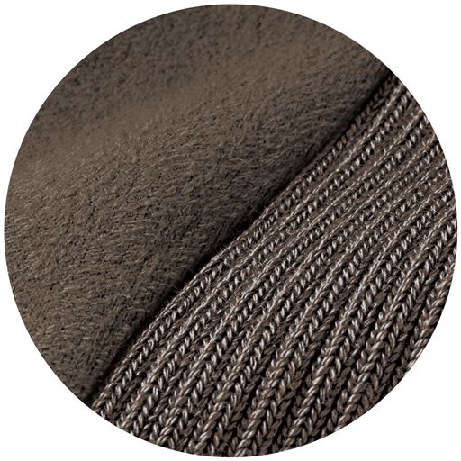 両脇ニットリブがすっきり見えて動きやすい