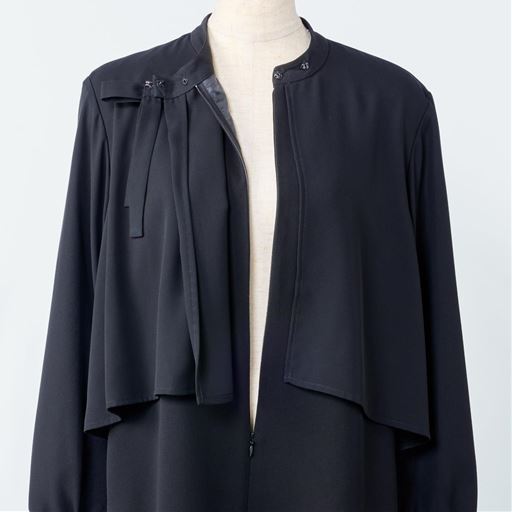 大きく開くフロントファスナーで脱ぎ着がラク