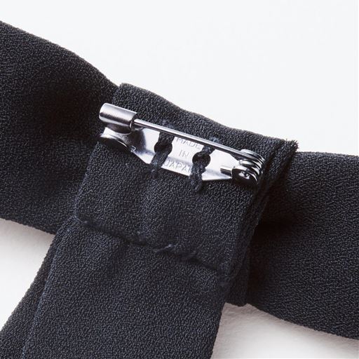 衿元のリボンは取り外し可能です。ブローチとしてお好みの位置につけても◎。