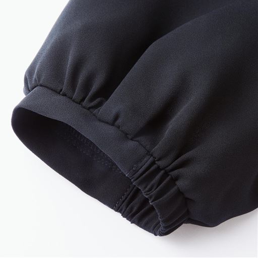 袖口は内側ゴム仕様で袖上げも簡単