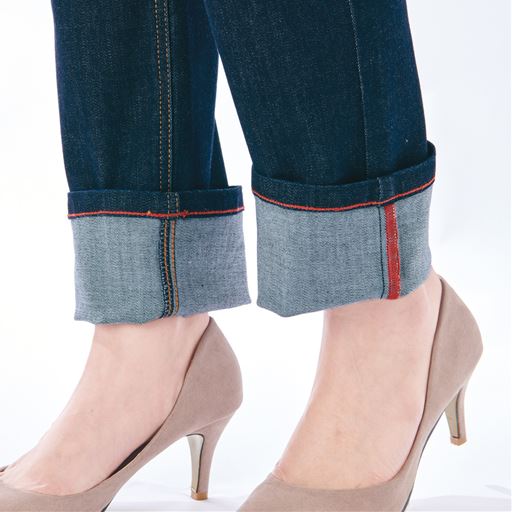 裾裏は赤ステッチ入りの本格仕様 裾裏は本格デニムと同じ赤ステッチ仕様なのでロールアップも決まります