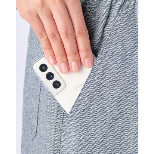 サイドポケットはスマホがすっぽり入る深さで座っても落ちにくい
