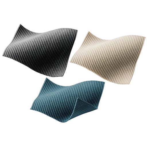 柔らかな風合いと落ち感のコーデュロイで大人な雰囲気に