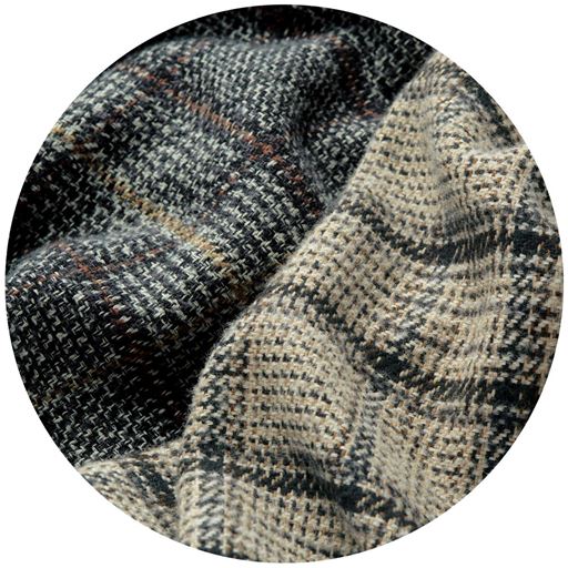 前タックでお腹まわりもゆったり&幅広のストレートシルエットがラクなはき心地。ざっくりした織りの風合いが魅力です。