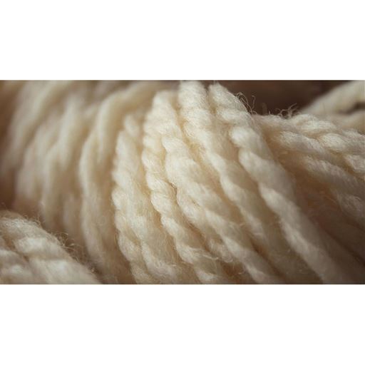 美しい染めと優しい肌触りに惹かれる繊細なタスマニアラムウール