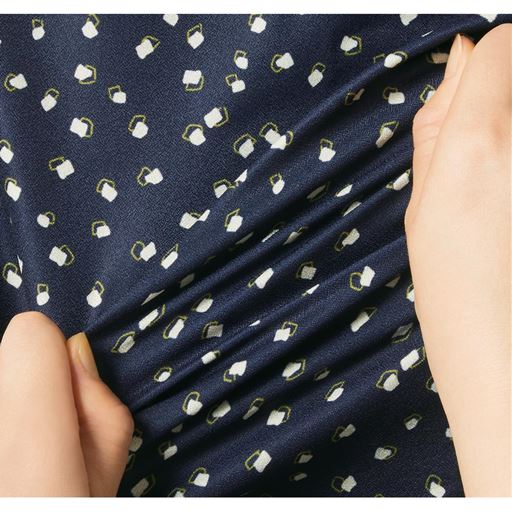 程よく伸びて快適な着心地の華やかブラウス