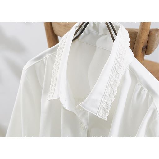 繊細なレースで、アクセサリーなしでも顔まわりを華やかに。