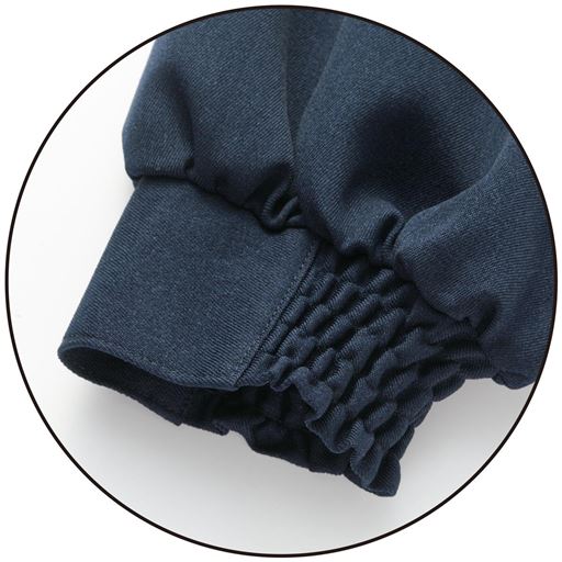 カフス仕立ての袖口内側はシャーリングゴム仕様