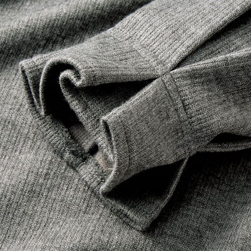 グレー袖口タック部分