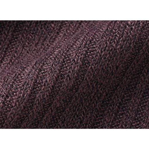 光沢感のある立体的な縦畝のリブで華奢見え効果も