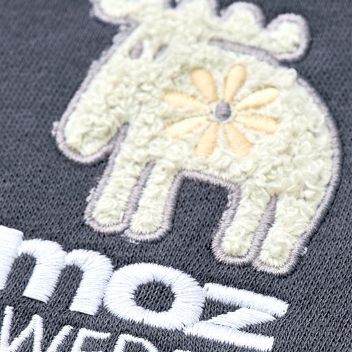 ぽこぽことした立体感のあるさがら刺しゅうがアクセント。