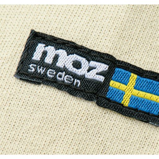 腕にあしらったタグがワンポイント。