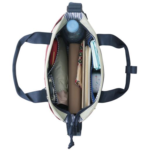 整頓できる10ポケット マチ付きで荷物が自立。ガバッと開いて取り出しやすい