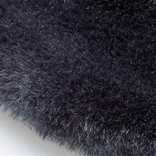 つばの裏側全体にふわふわのボア素材を使用耳や首筋を包み込み、寒さから守ります