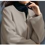 グレージュ 表面感のある綾織で上品な素材
