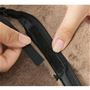 内側の面ファスナーで約56.5～60cmまでサイズ調節が可能