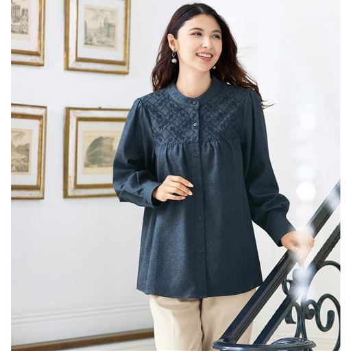 ラクロン胸元刺しゅうブラウス