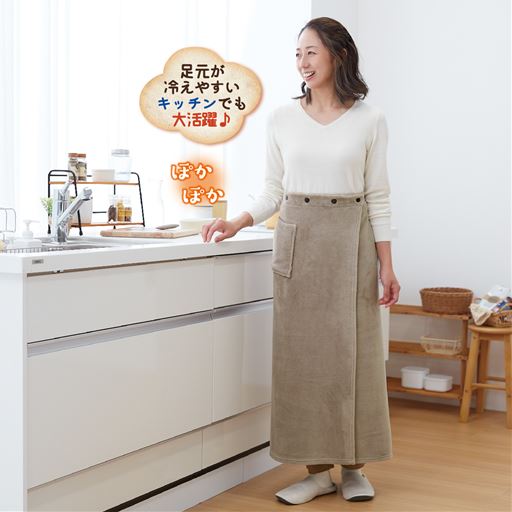 足元が冷えやすいキッチンでも大活躍。右側に便利なポケットが1つ付いています。