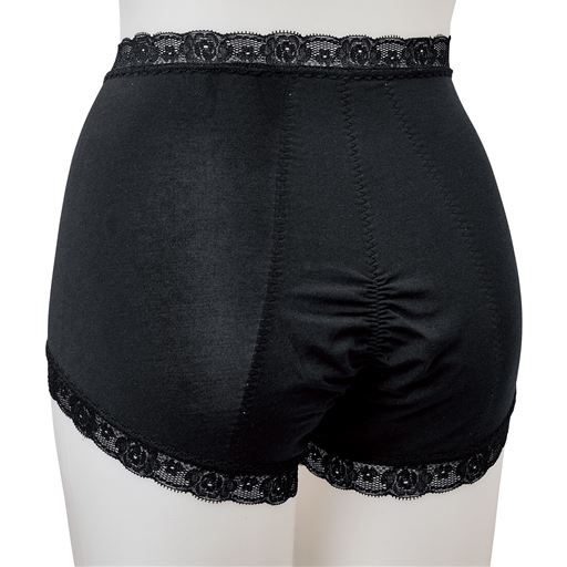 ヒップをすっぽり包みずれにくい、立体パターンを採用