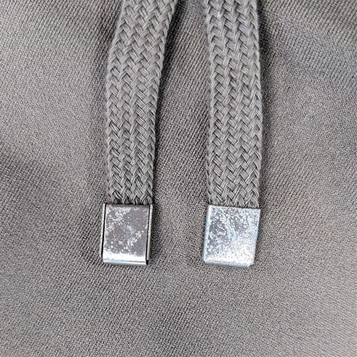 飾り紐の先の金具に汚れがあります。飾り紐が無くても着用は可能です