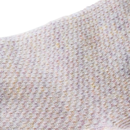 足甲部分はメッシュ仕様で、通気性にも配慮。