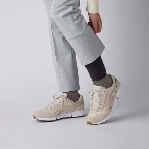 パンツやスカートの足元にしのばせると、あたたかさが格段にアップします。チャコールグレーコーディネート例