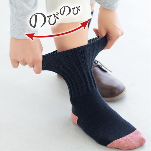 足口はゆったり伸びて、脱ぎはきしやすい。 A(ネイビー×ピンク) 着用例