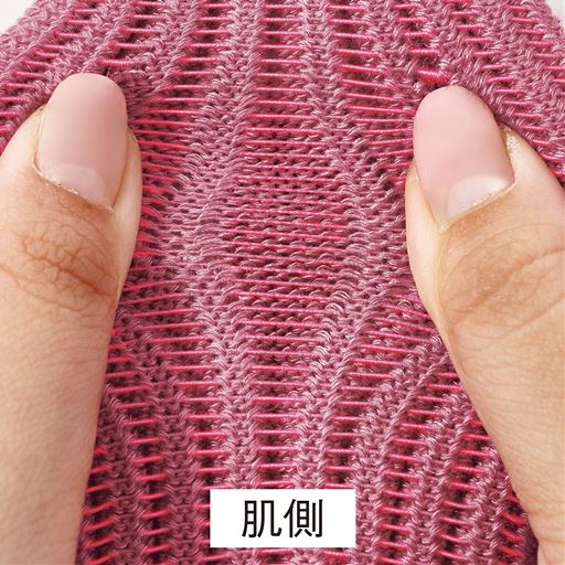 履き口裏側はゴム糸を長めに渡しているから、その分伸縮性があり、よく伸びます。